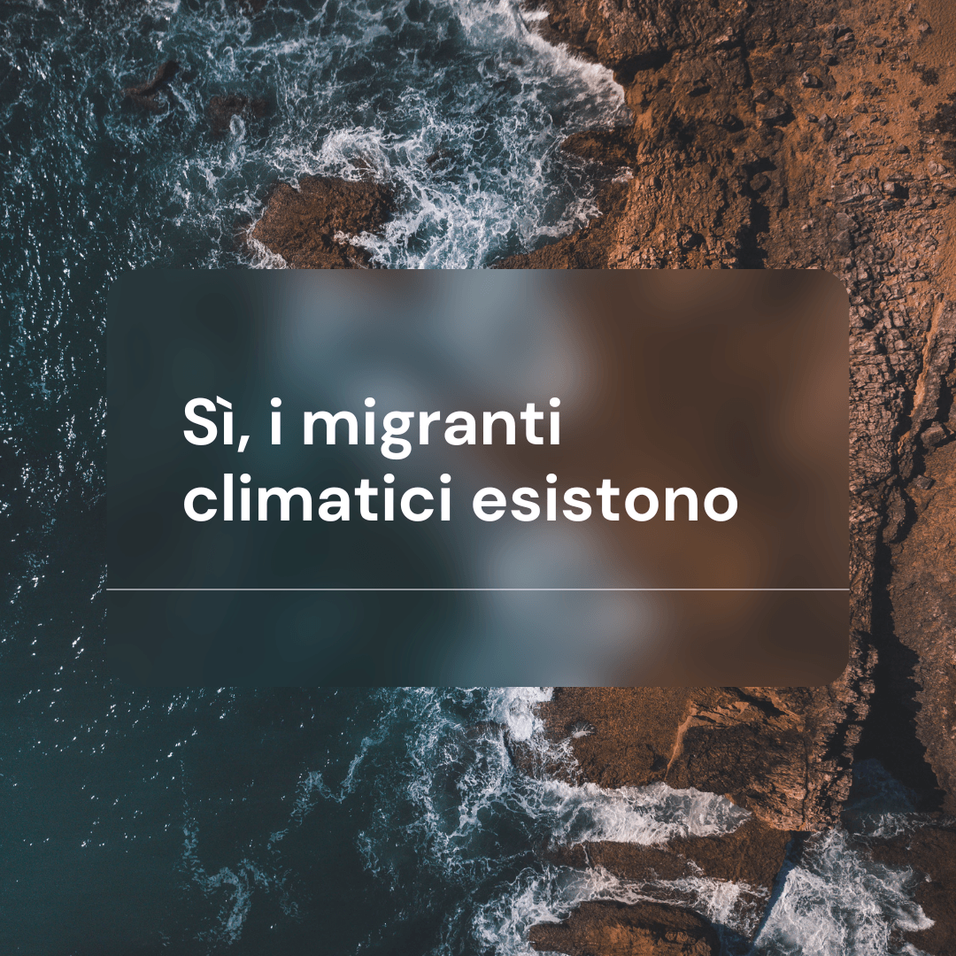 Scritta "I migranti climatici esistono"